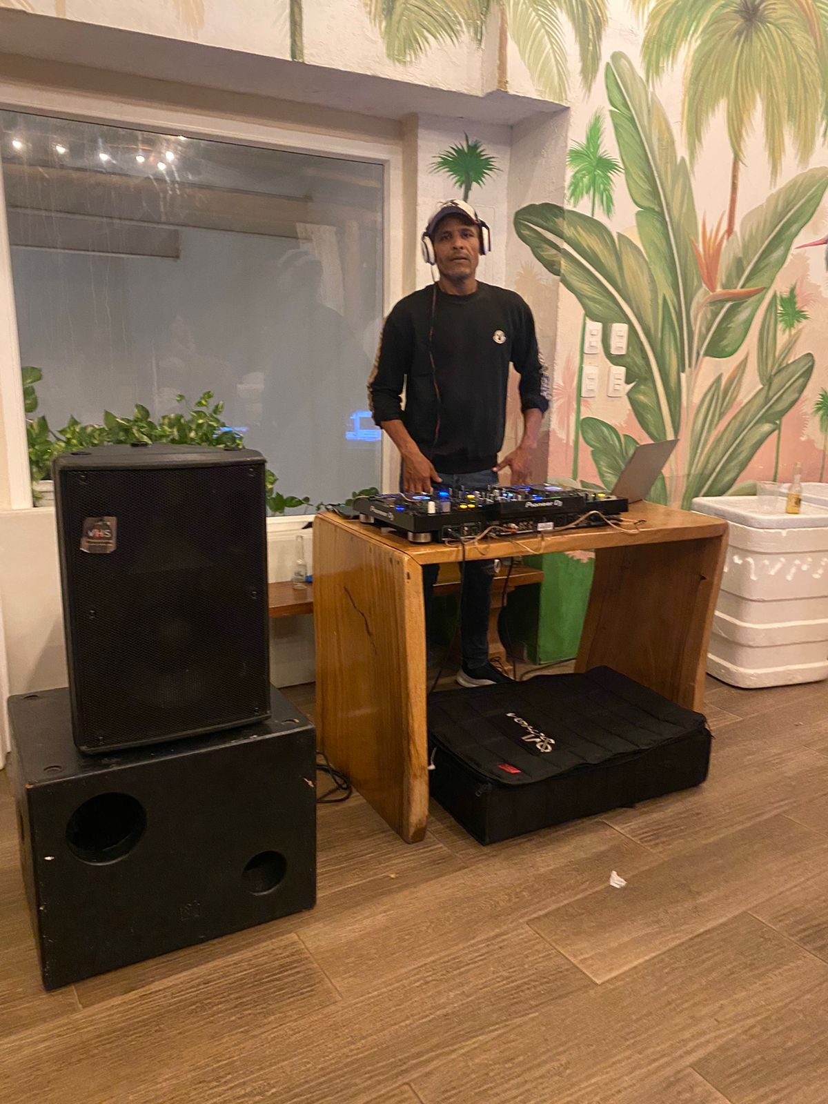 DJ